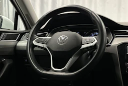 valkoinen Volkswagen Passat 2024 kuva 14.