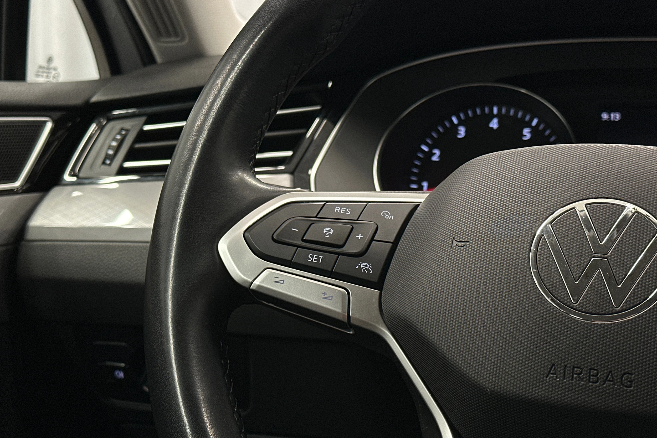 valkoinen Volkswagen Passat 2024 kuva 15.