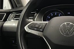 valkoinen Volkswagen Passat 2024 kuva 15.