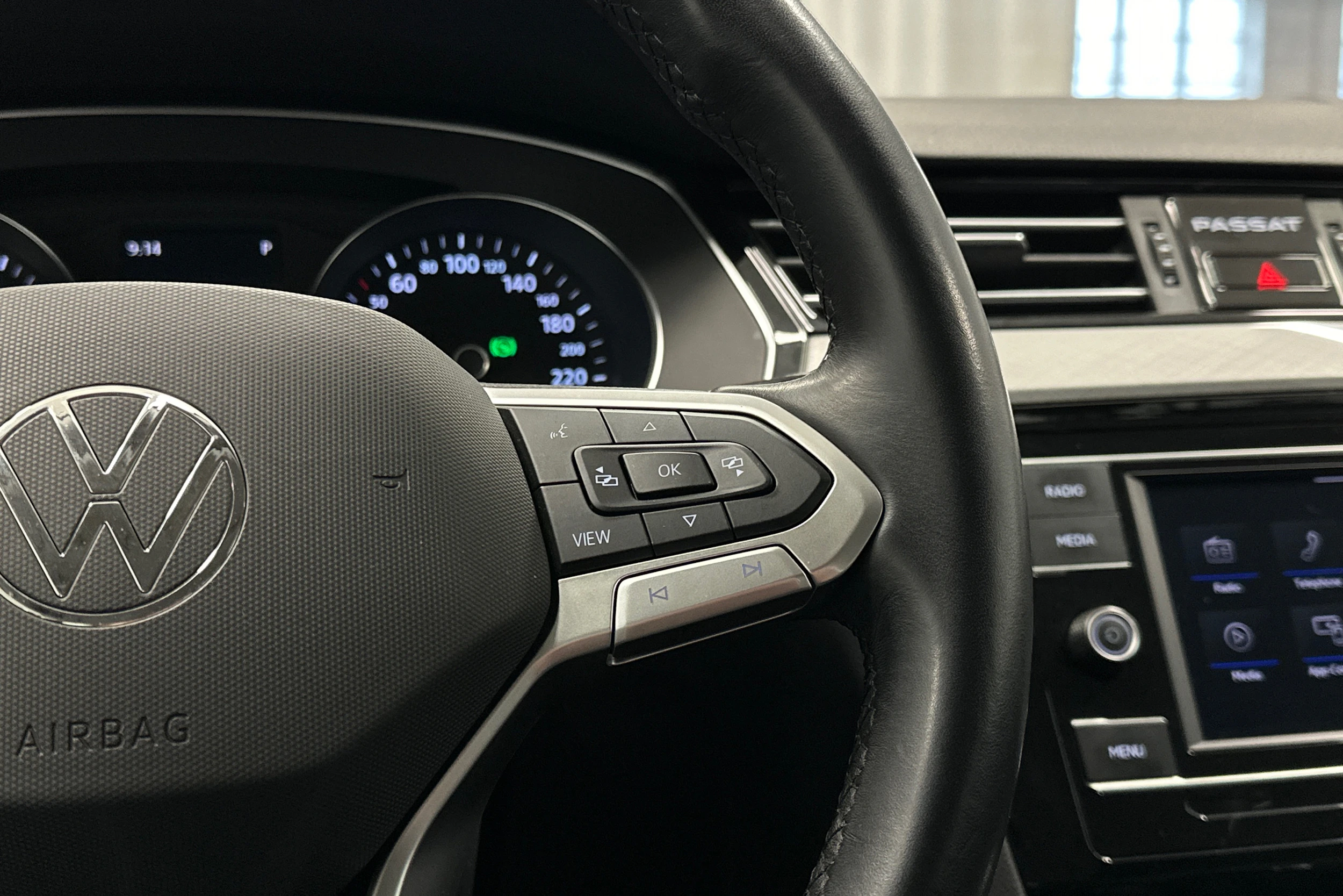 valkoinen Volkswagen Passat 2024 kuva 16.