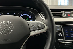 valkoinen Volkswagen Passat 2024 kuva 16.
