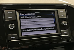 valkoinen Volkswagen Passat 2024 kuva 18.