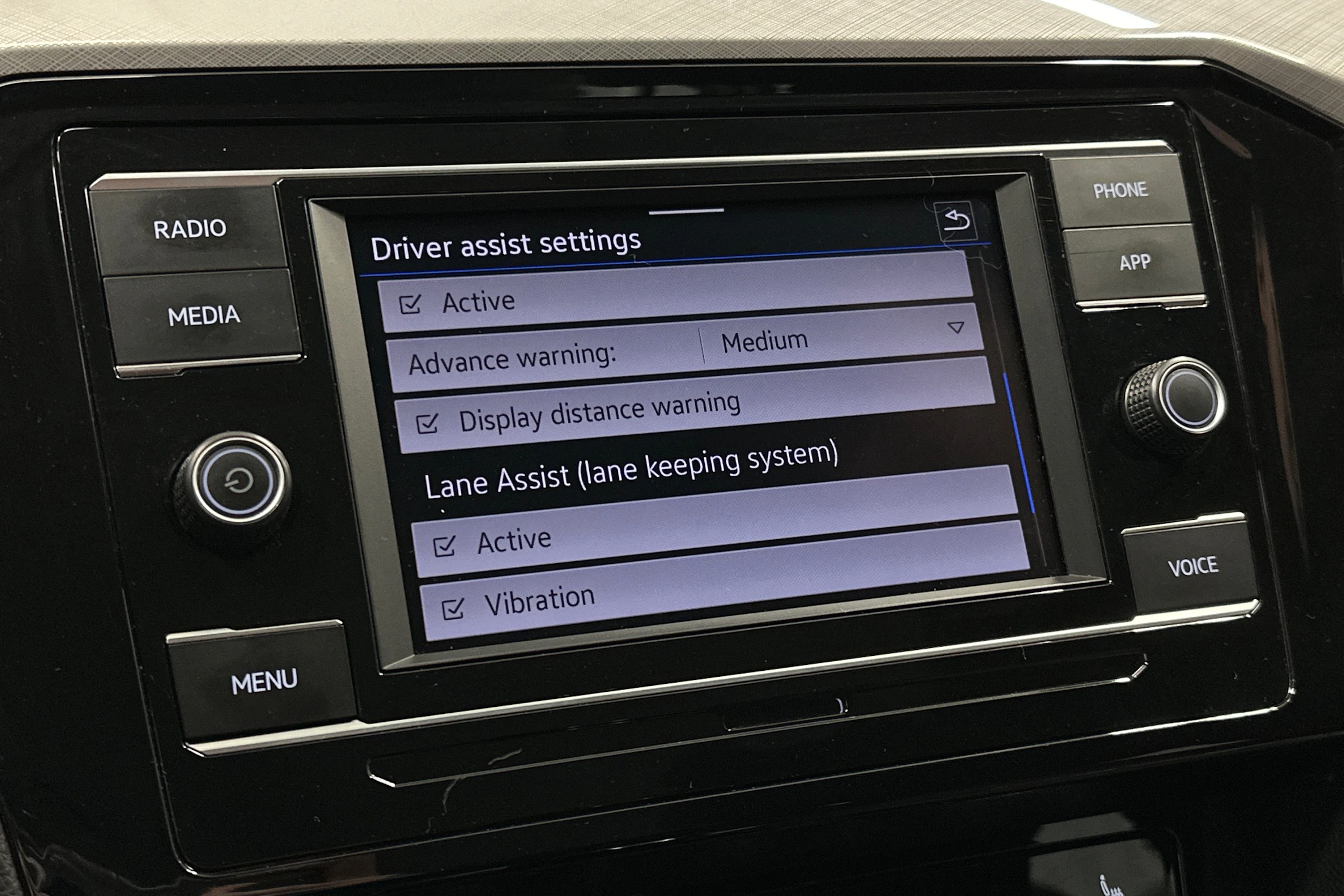 valkoinen Volkswagen Passat 2024 kuva 19.