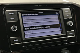 valkoinen Volkswagen Passat 2024 kuva 19.