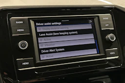 valkoinen Volkswagen Passat 2024 kuva 20.