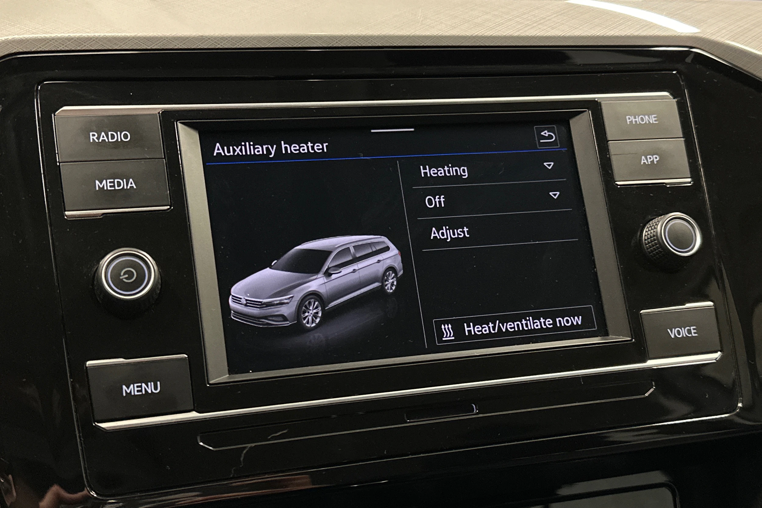 valkoinen Volkswagen Passat 2024 kuva 22.