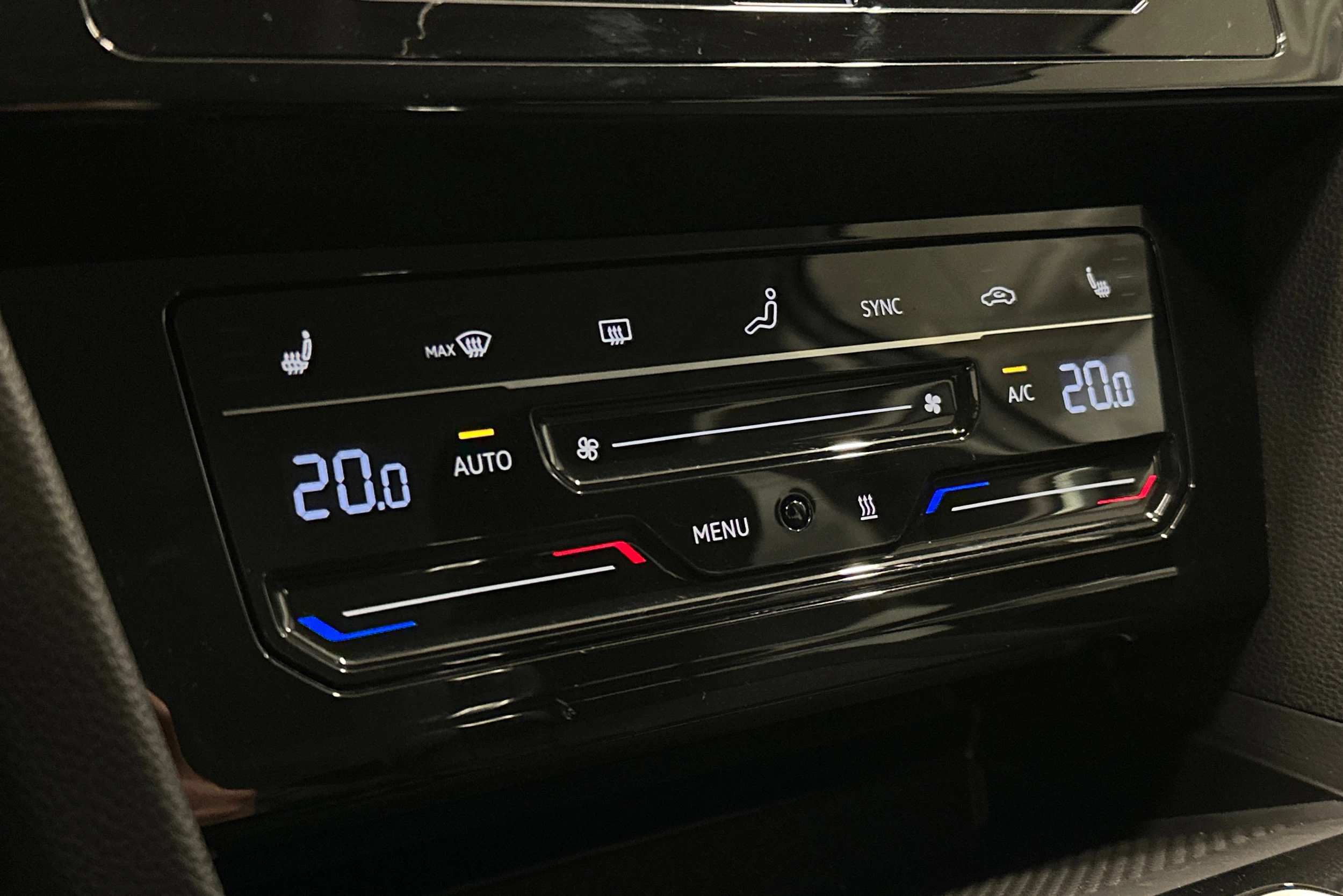 valkoinen Volkswagen Passat 2024 kuva 24.