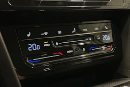 valkoinen Volkswagen Passat 2024 kuva 24.