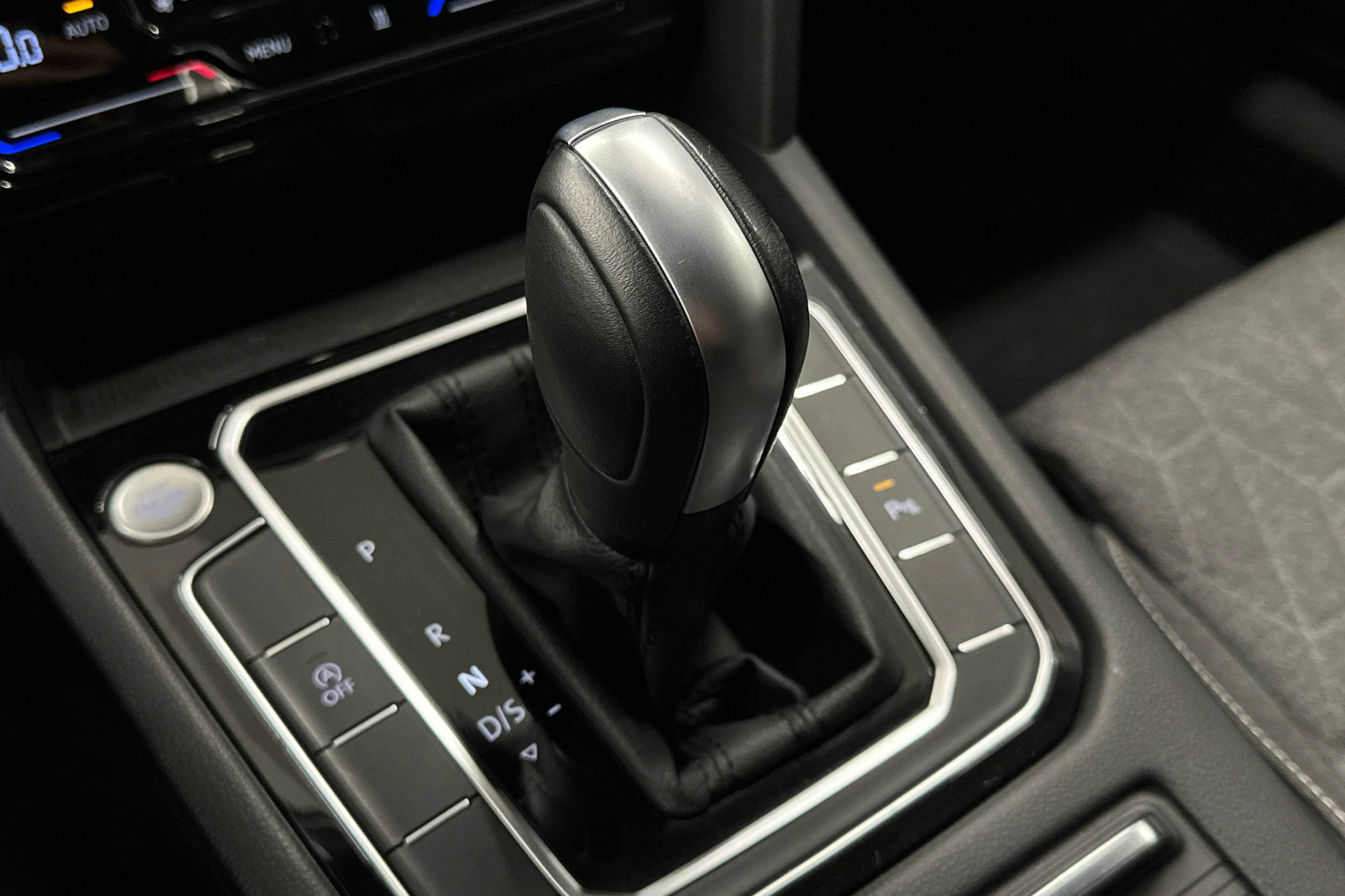 valkoinen Volkswagen Passat 2024 kuva 25.