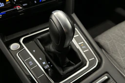 valkoinen Volkswagen Passat 2024 kuva 25.