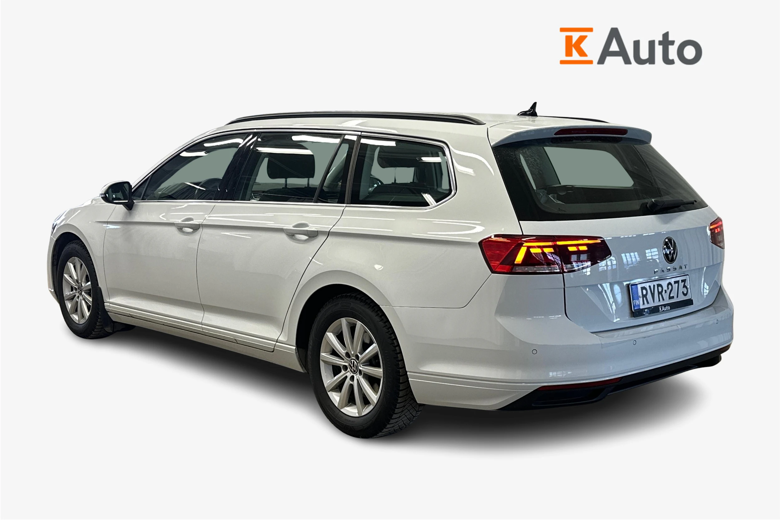 valkoinen Volkswagen Passat 2024 kuva 2.