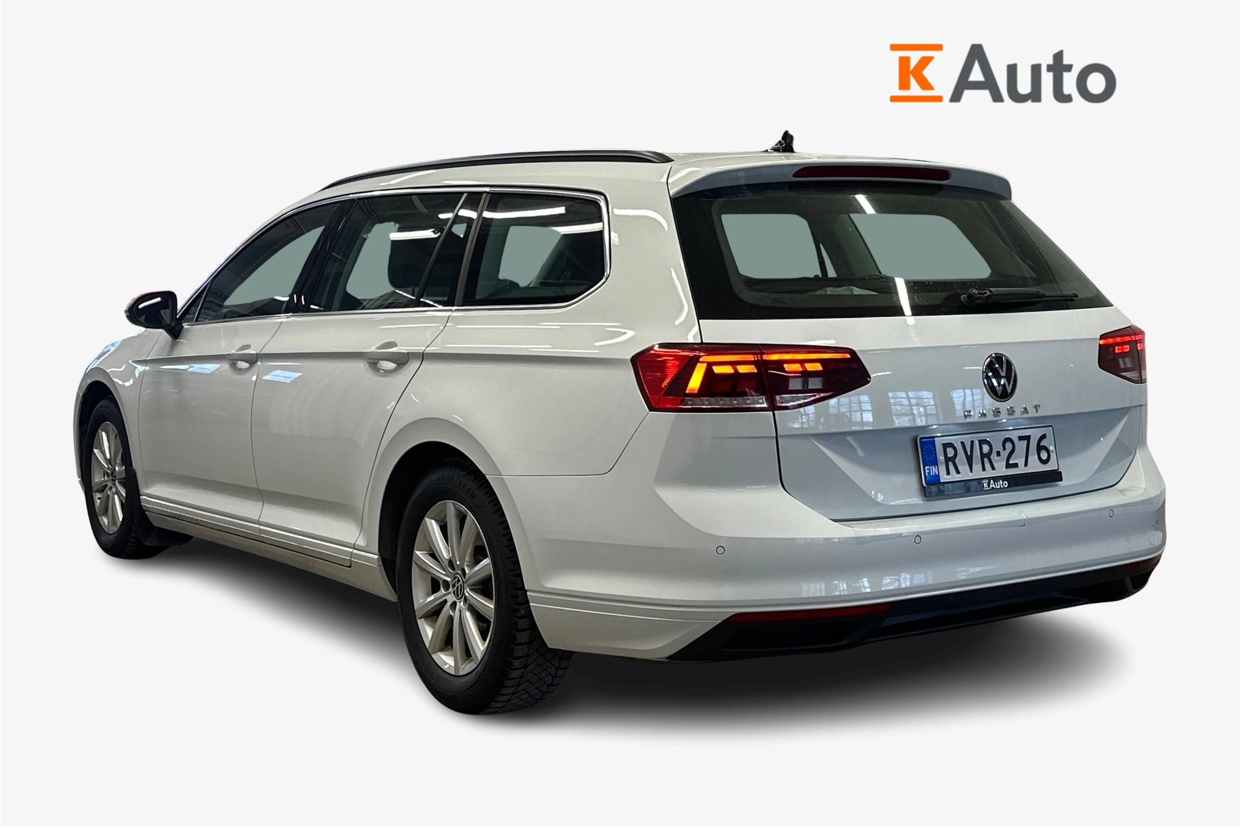 valkoinen Volkswagen Passat 2024 kuva 2.