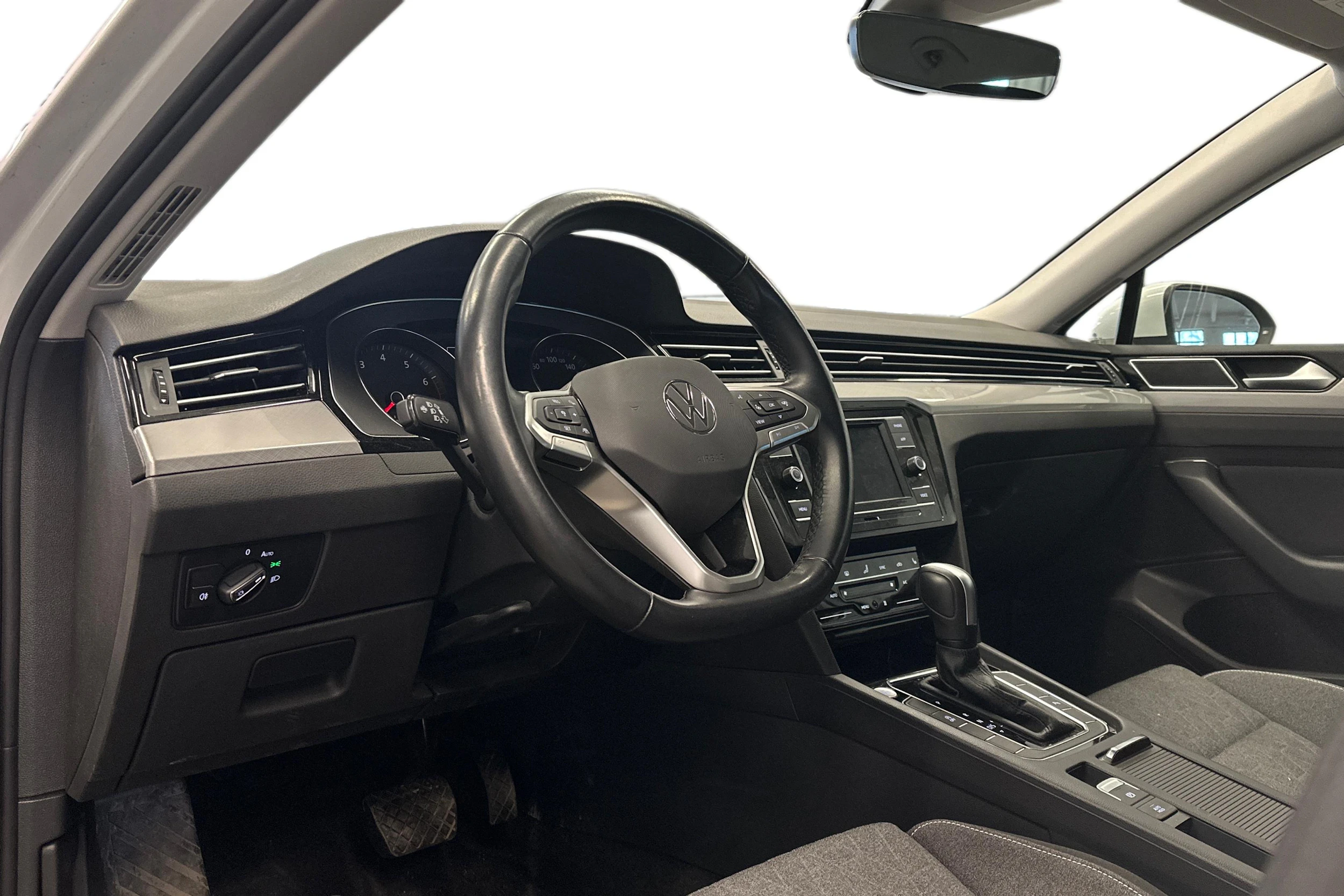 valkoinen Volkswagen Passat 2024 kuva 3.