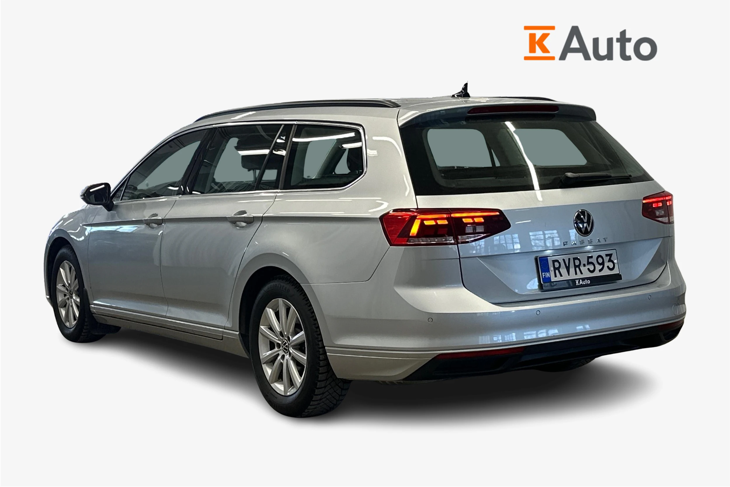 harmaa Volkswagen Passat 2024 kuva 2.