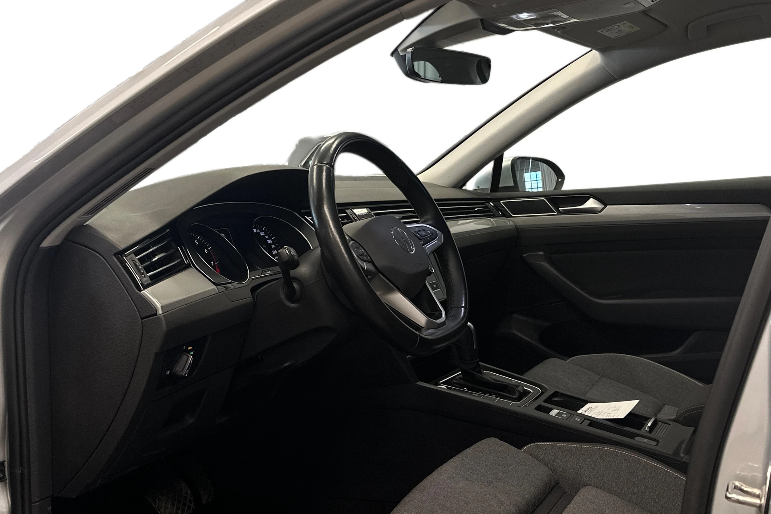 harmaa Volkswagen Passat 2024 kuva 3.