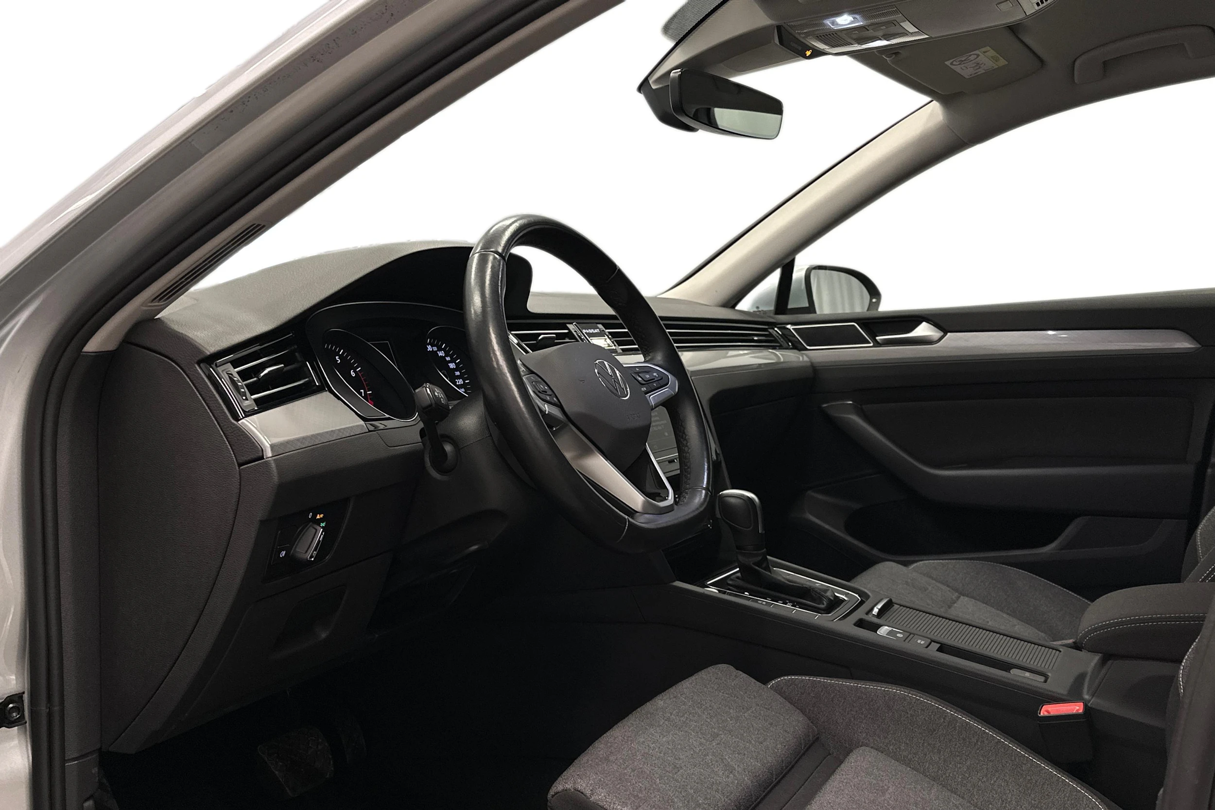 harmaa Volkswagen Passat 2024 kuva 6.