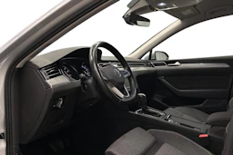 harmaa Volkswagen Passat 2024 kuva 6.