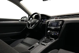 harmaa Volkswagen Passat 2024 kuva 7.