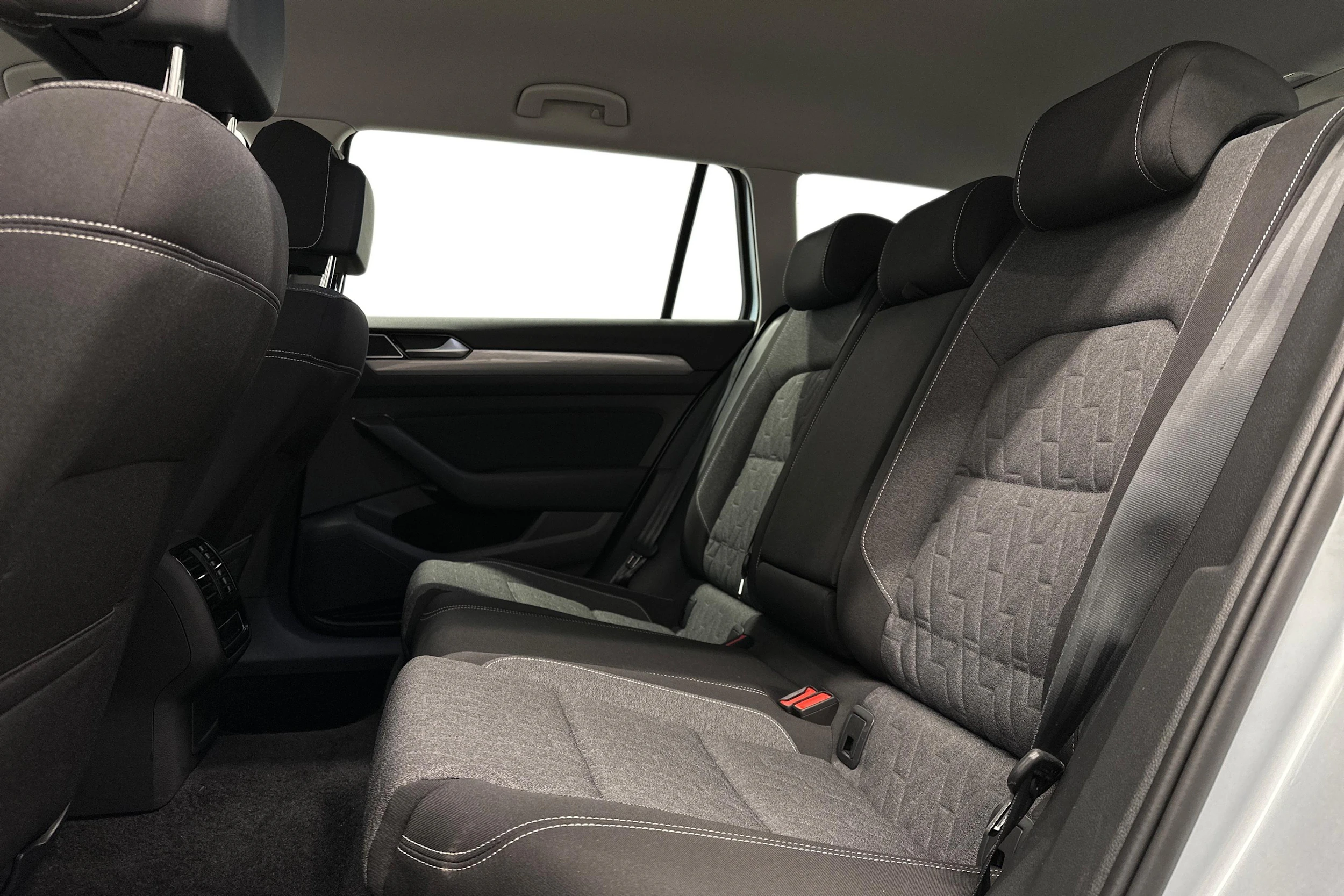 harmaa Volkswagen Passat 2024 kuva 8.