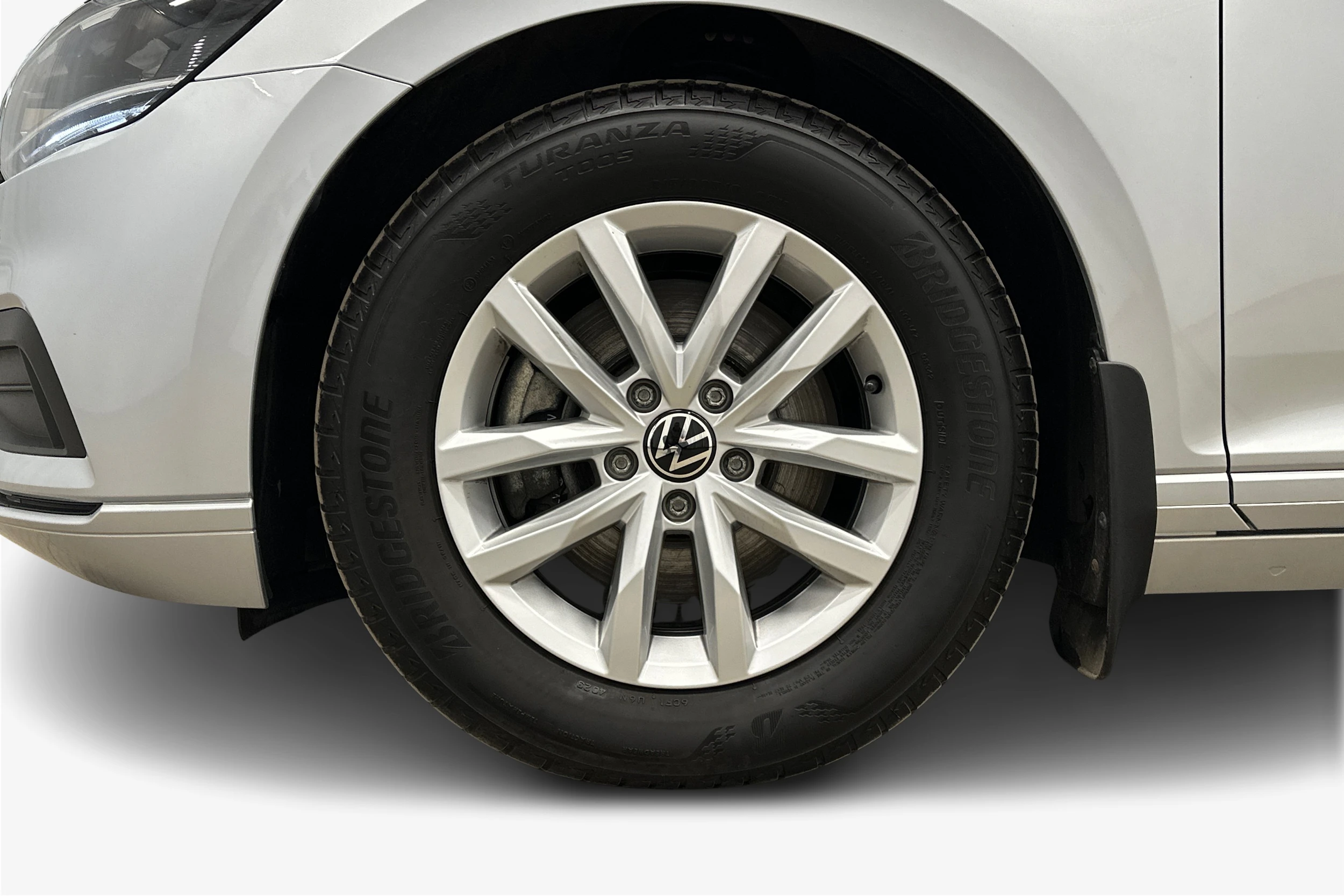 harmaa Volkswagen Passat 2024 kuva 9.