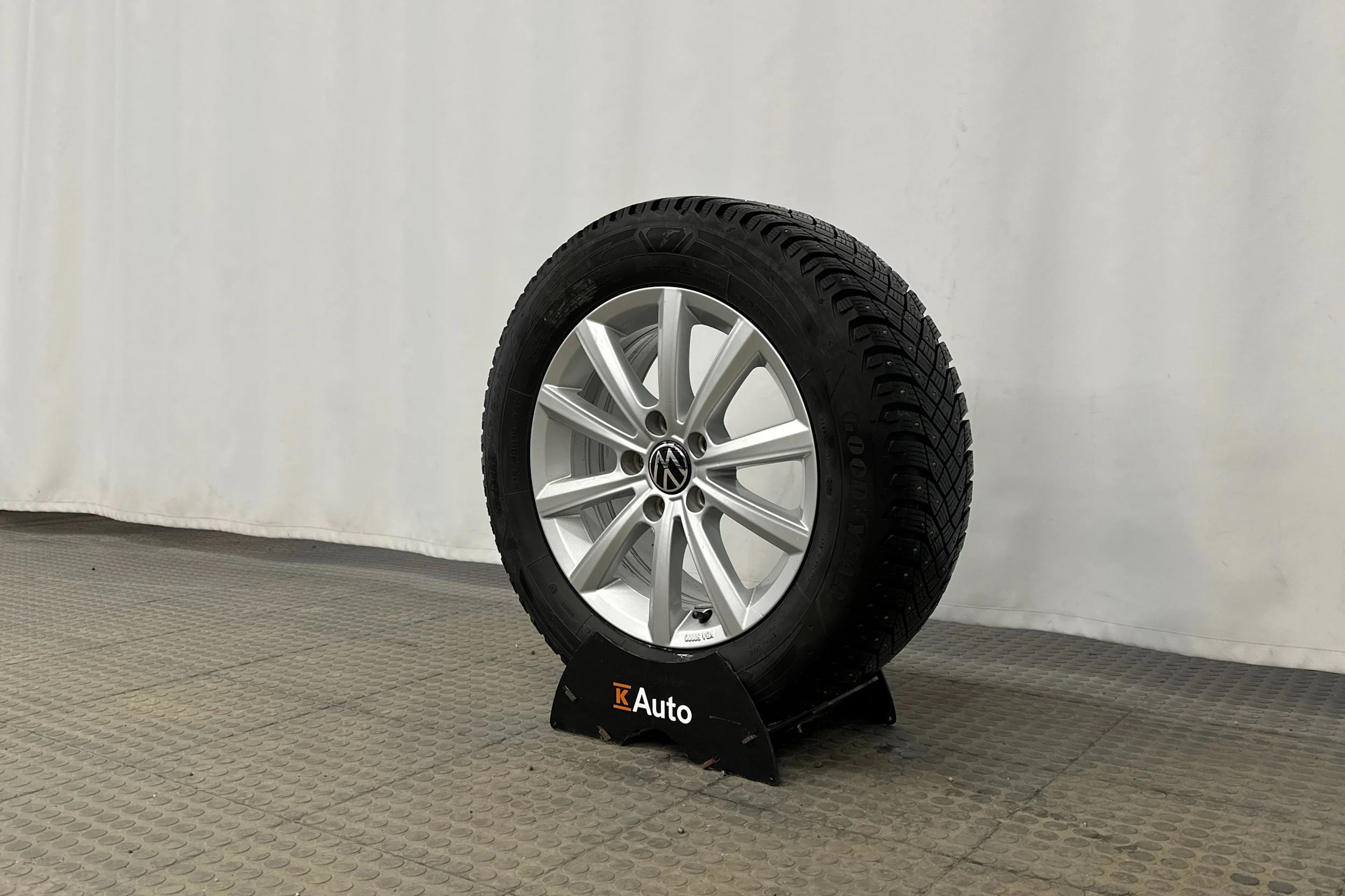 harmaa Volkswagen Passat 2024 kuva 10.