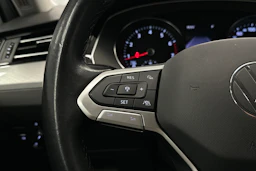 harmaa Volkswagen Passat 2024 kuva 11.