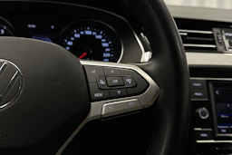 harmaa Volkswagen Passat 2024 kuva 12.