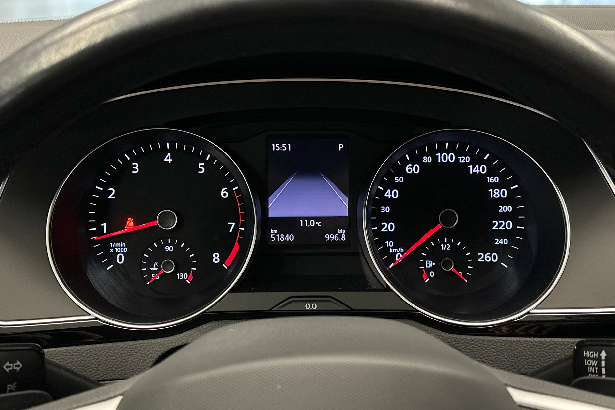 harmaa Volkswagen Passat 2024 kuva 13.