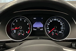 harmaa Volkswagen Passat 2024 kuva 13.