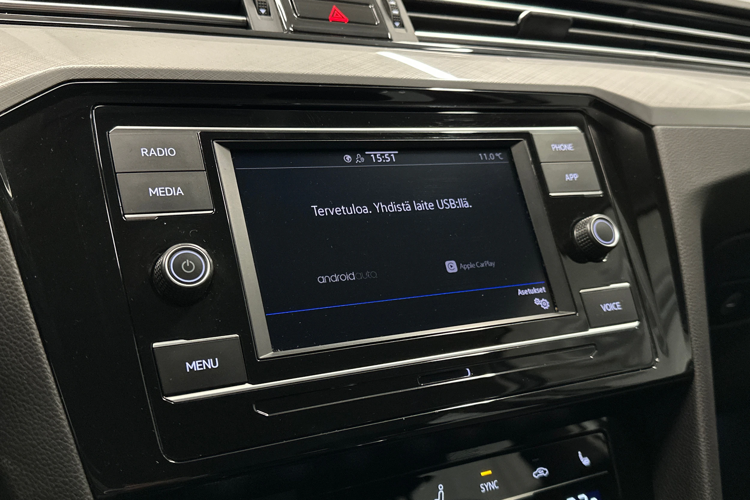 harmaa Volkswagen Passat 2024 kuva 14.