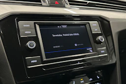 harmaa Volkswagen Passat 2024 kuva 14.