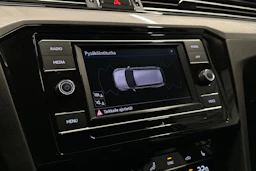 harmaa Volkswagen Passat 2024 kuva 15.