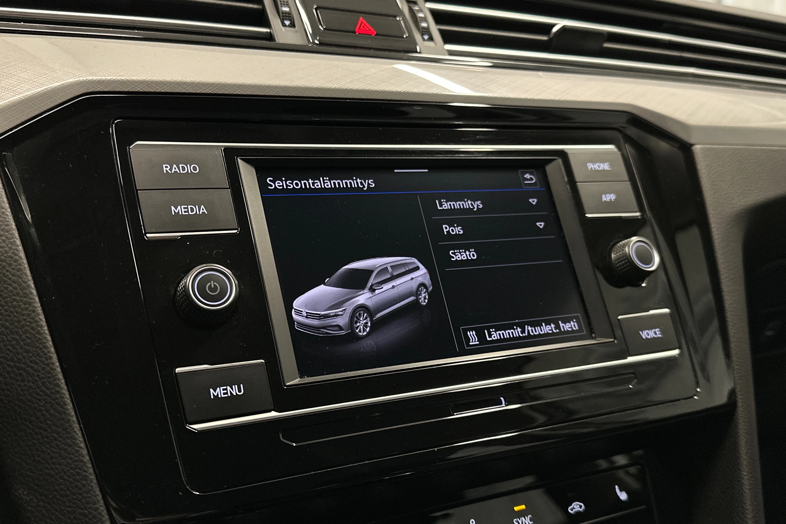 harmaa Volkswagen Passat 2024 kuva 16.