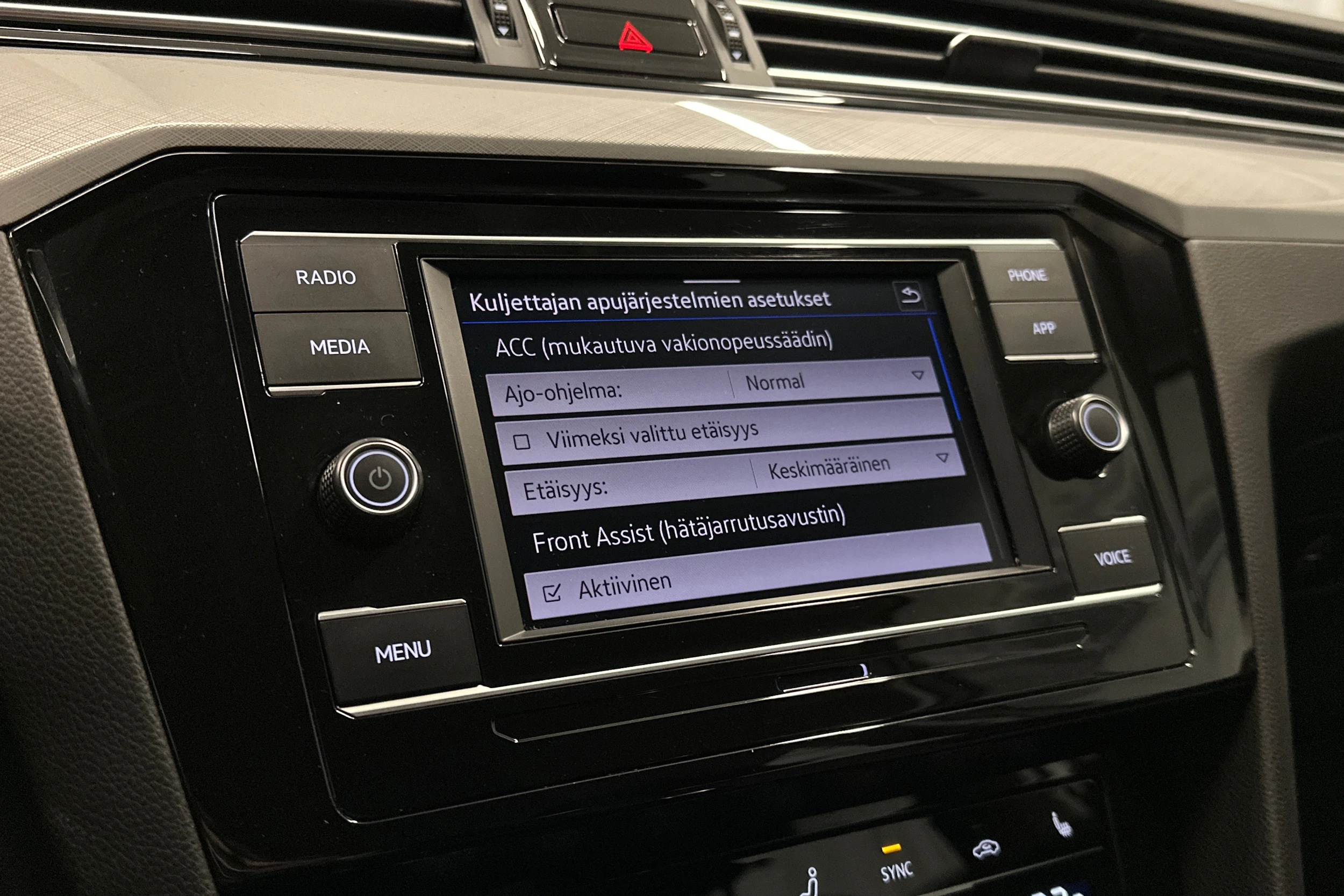 harmaa Volkswagen Passat 2024 kuva 17.