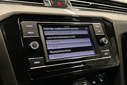 harmaa Volkswagen Passat 2024 kuva 18.