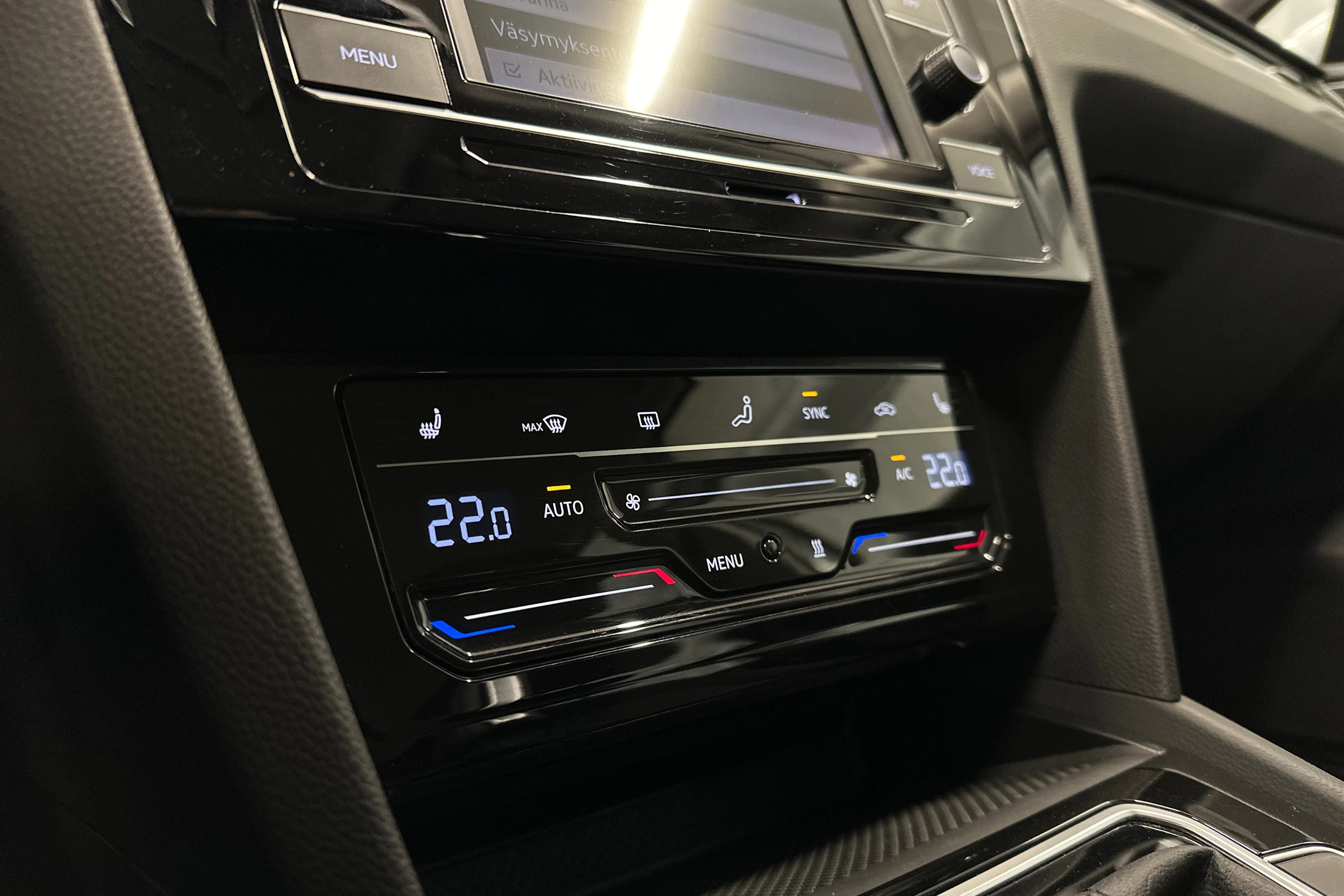 harmaa Volkswagen Passat 2024 kuva 19.