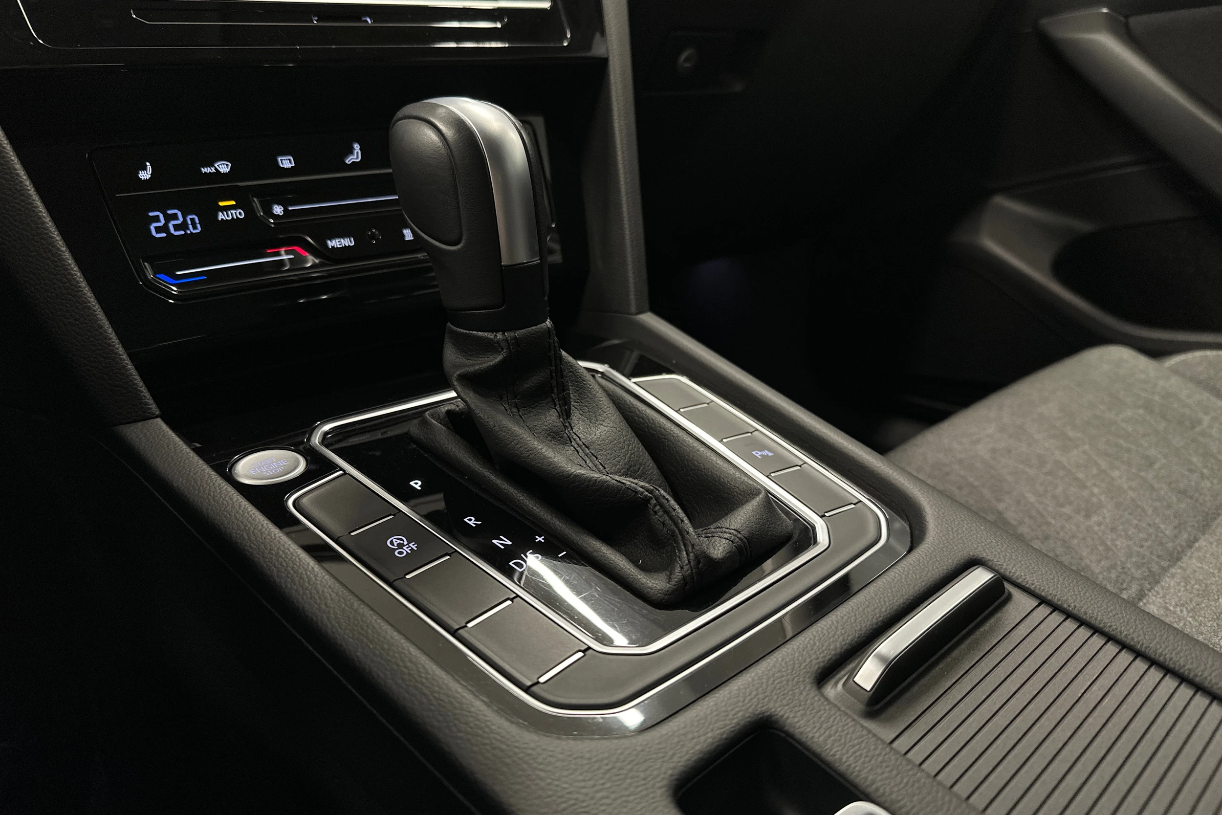 harmaa Volkswagen Passat 2024 kuva 20.