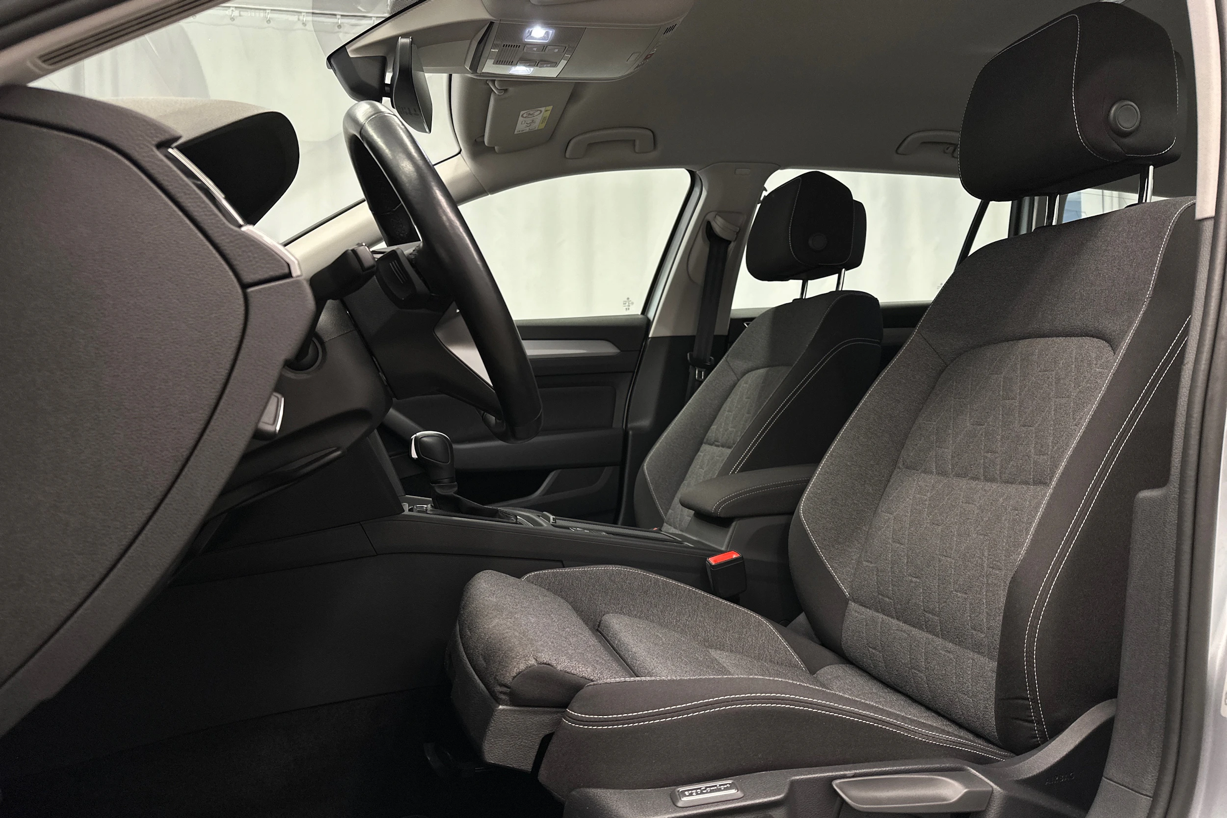 harmaa Volkswagen Passat 2024 kuva 21.