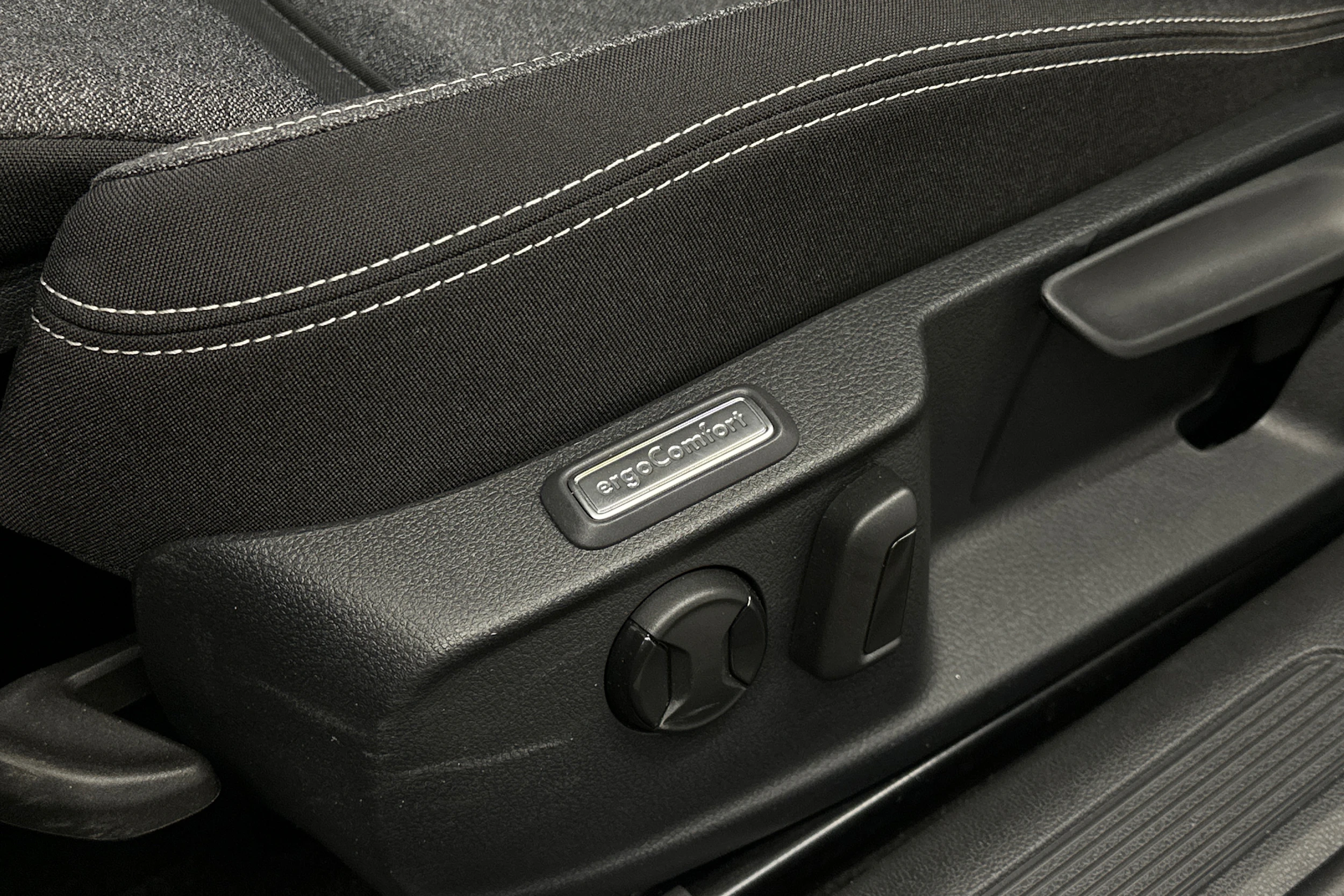 harmaa Volkswagen Passat 2024 kuva 22.