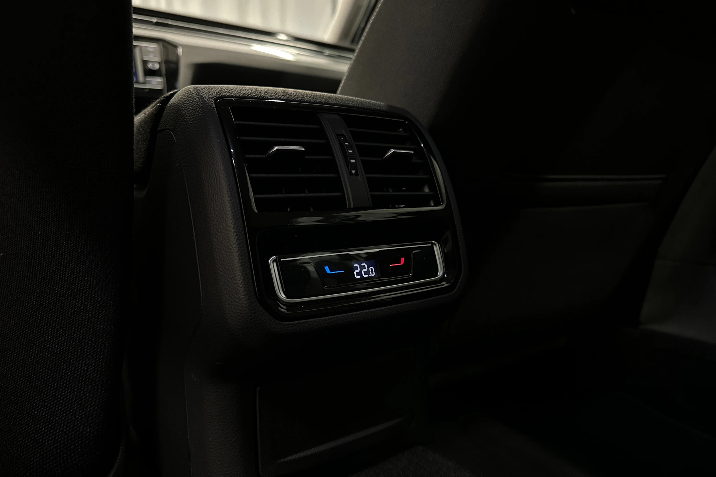 harmaa Volkswagen Passat 2024 kuva 23.