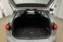 harmaa Volkswagen Passat 2024 kuva 24.