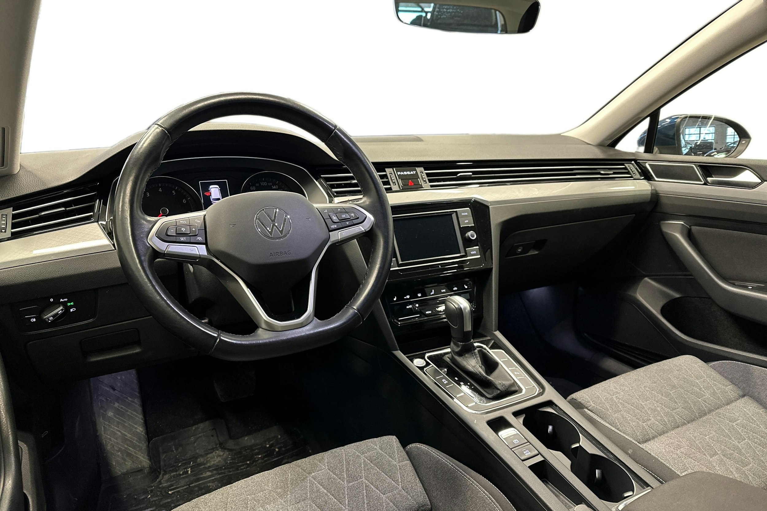 sininen Volkswagen Passat 2024 kuva 3.