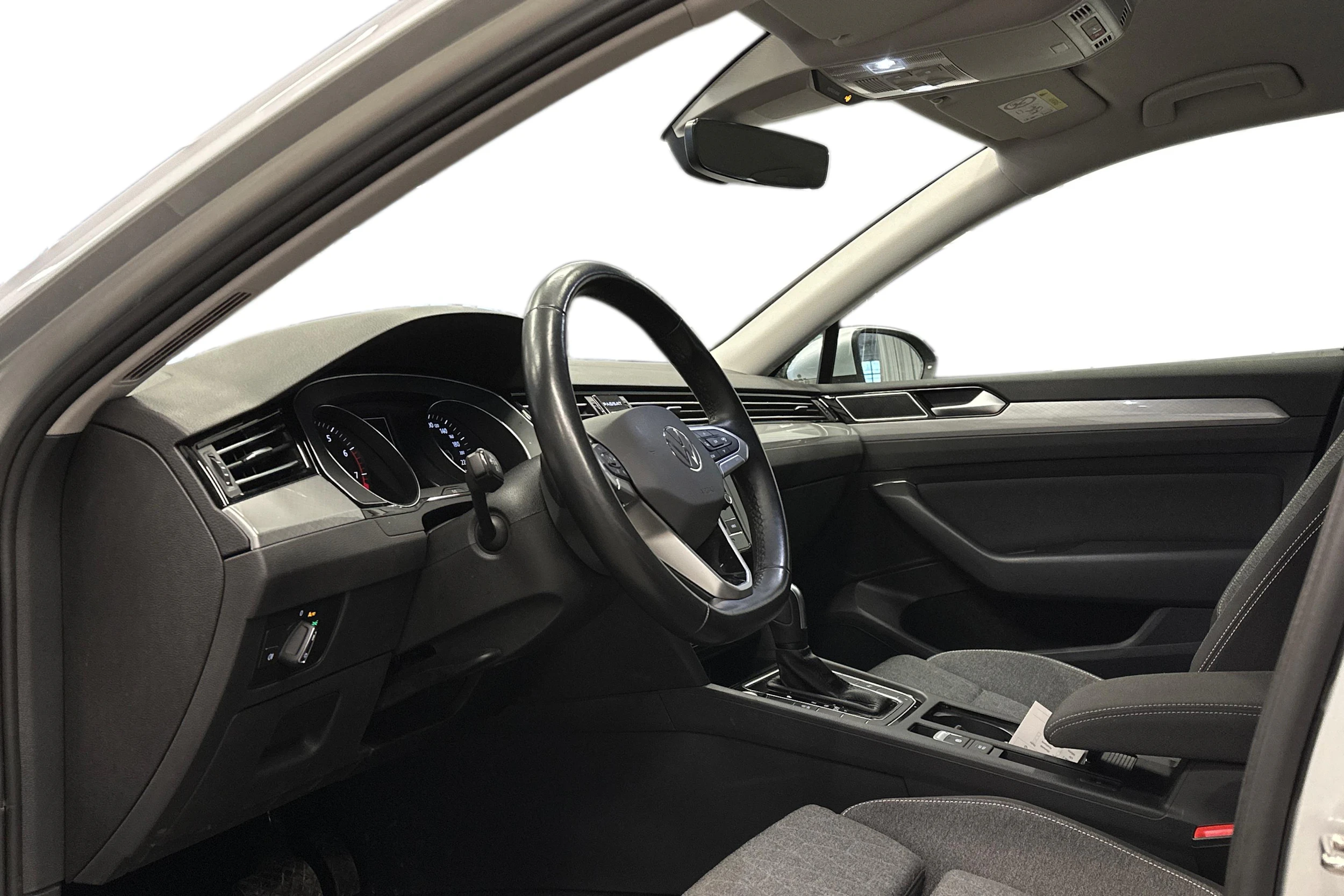 harmaa Volkswagen Passat 2024 kuva 3.