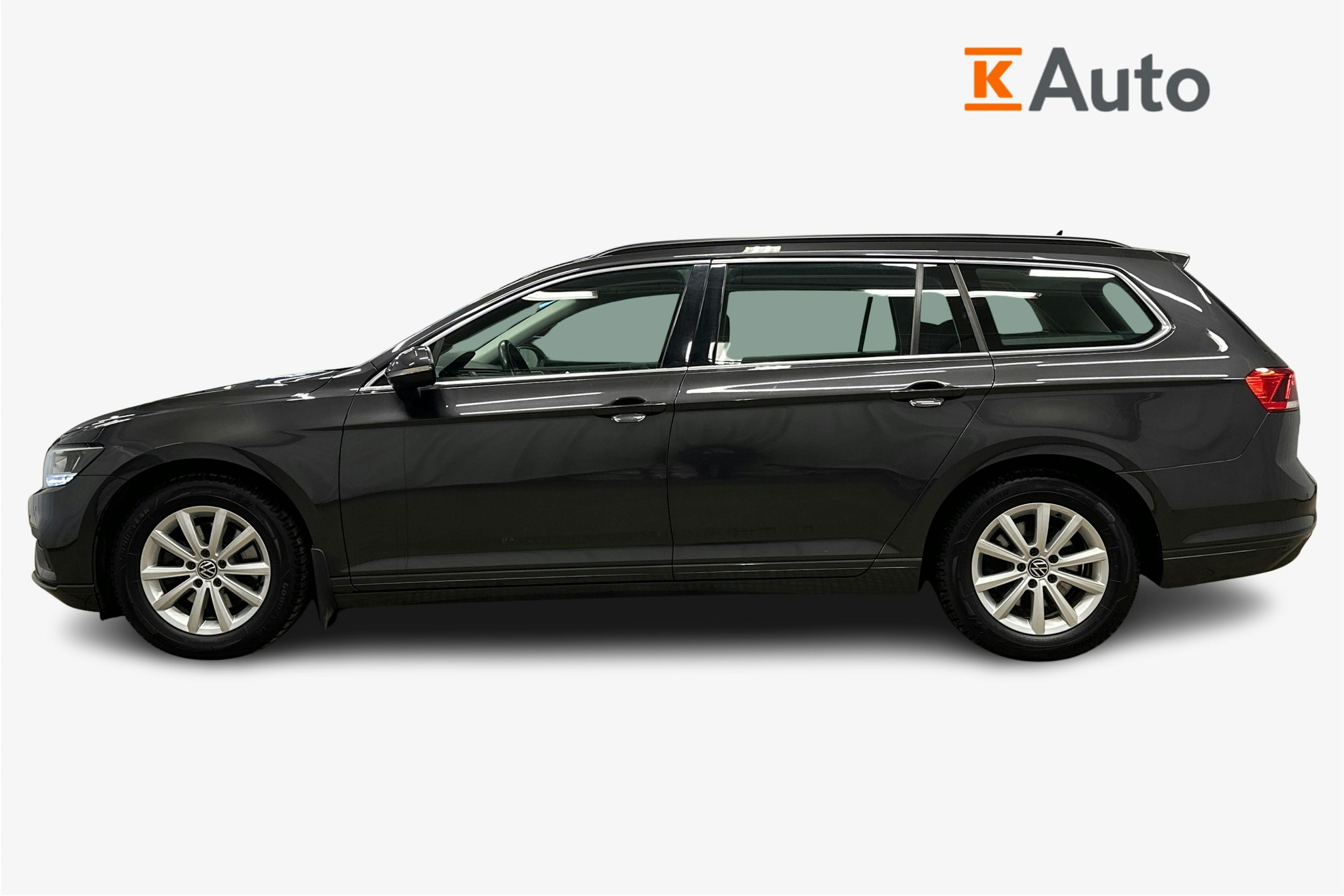 harmaa Volkswagen Passat 2024 kuva 6.