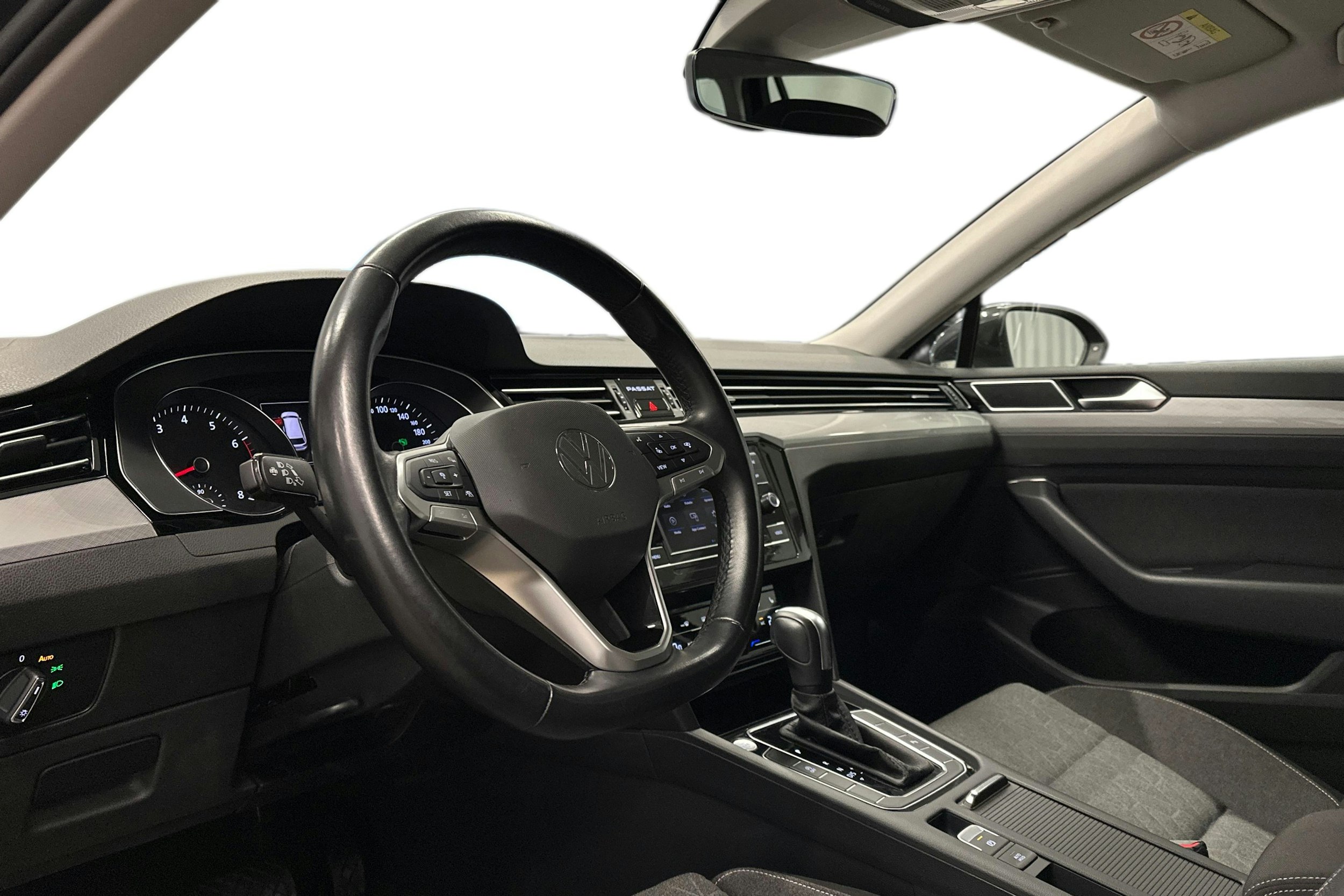 harmaa Volkswagen Passat 2024 kuva 7.