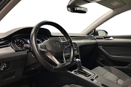 harmaa Volkswagen Passat 2024 kuva 7.