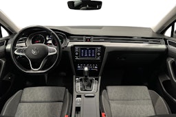 harmaa Volkswagen Passat 2024 kuva 9.