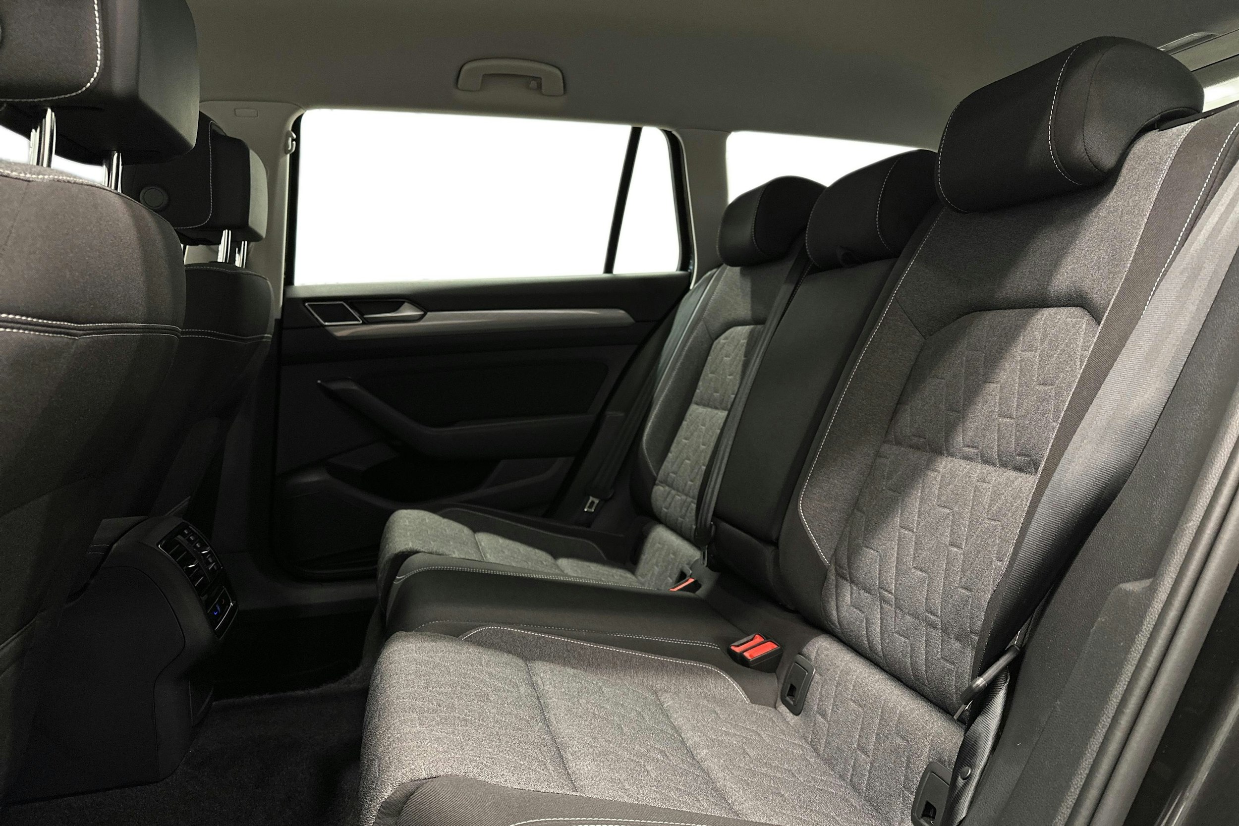 harmaa Volkswagen Passat 2024 kuva 10.