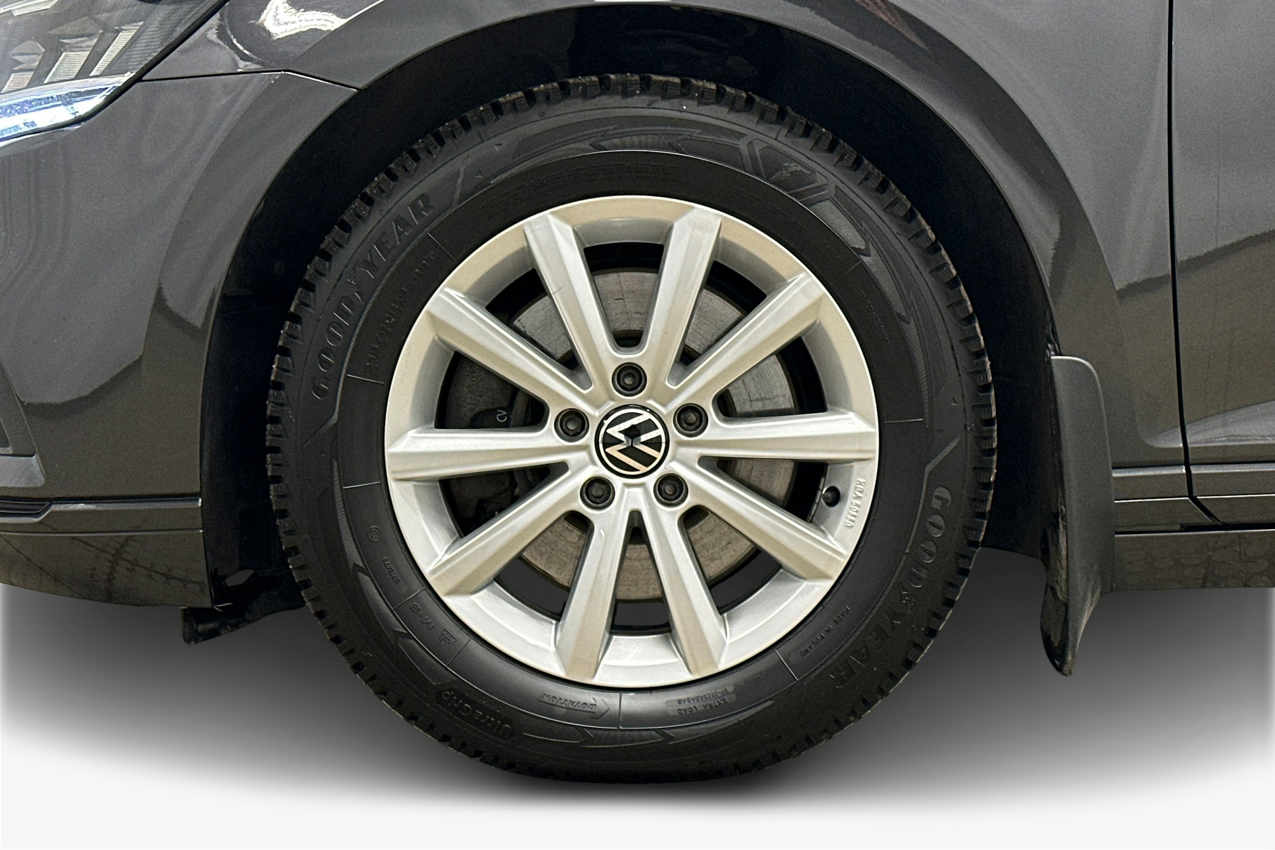 harmaa Volkswagen Passat 2024 kuva 11.