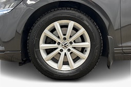 harmaa Volkswagen Passat 2024 kuva 11.